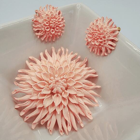 1940s Featherlite Celluloid Chrysanthemum Brooch & Earring Set Blush Pink - Picture 4 of 5